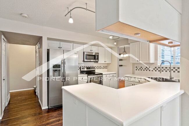 Building Photo - Beautiful 3bd/2.5 bath home with a peaceful backyard, AC, and 2.5 car garage near Ute Valley Park