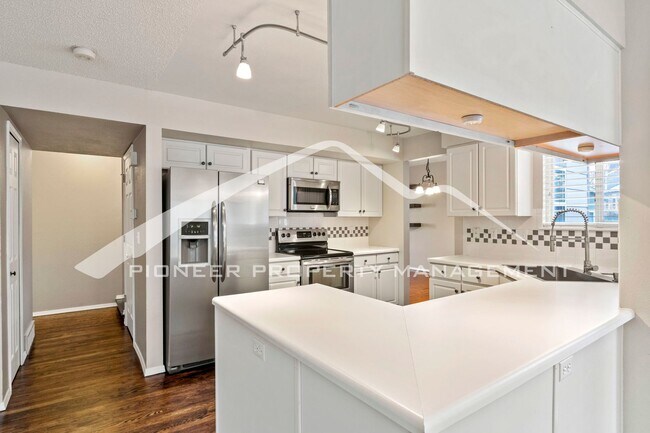 Foto del edificio - Beautiful 3bd/2.5 bath home with a peaceful backyard, AC, and 2.5 car garage near Ute Valley Park