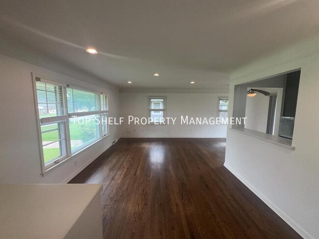 Foto del edificio - 3818 Crestwood Rd