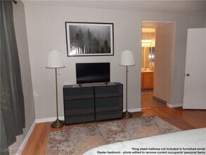 Building Photo - 9909 Calabasas Ave