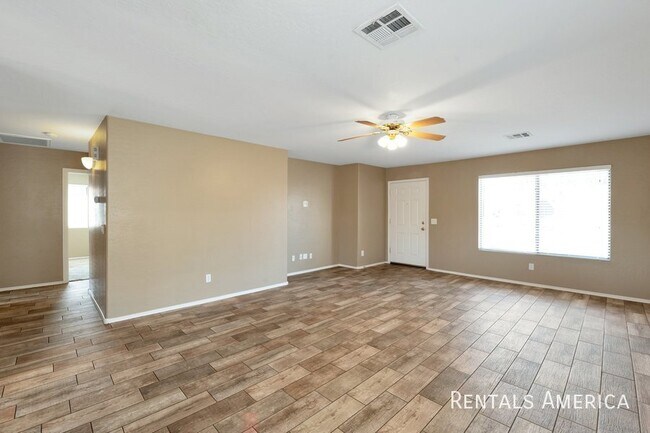 Building Photo - 1 Week free rent with a signed 12 month le...