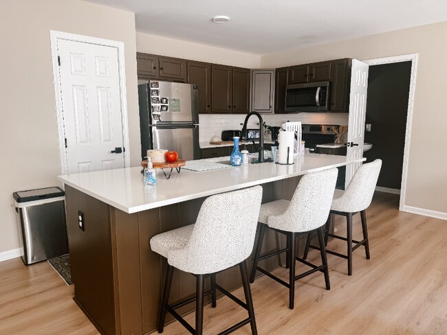 Foto del edificio - 215 Dillard Mill Dr