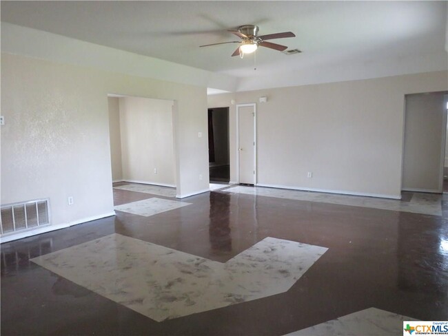 Building Photo - 3500 Viewcrest Dr