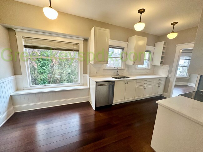 Foto del edificio - Beautiful Top Floor of Duplex in SW Portland