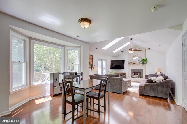 Building Photo - 6 Summerwood Dr