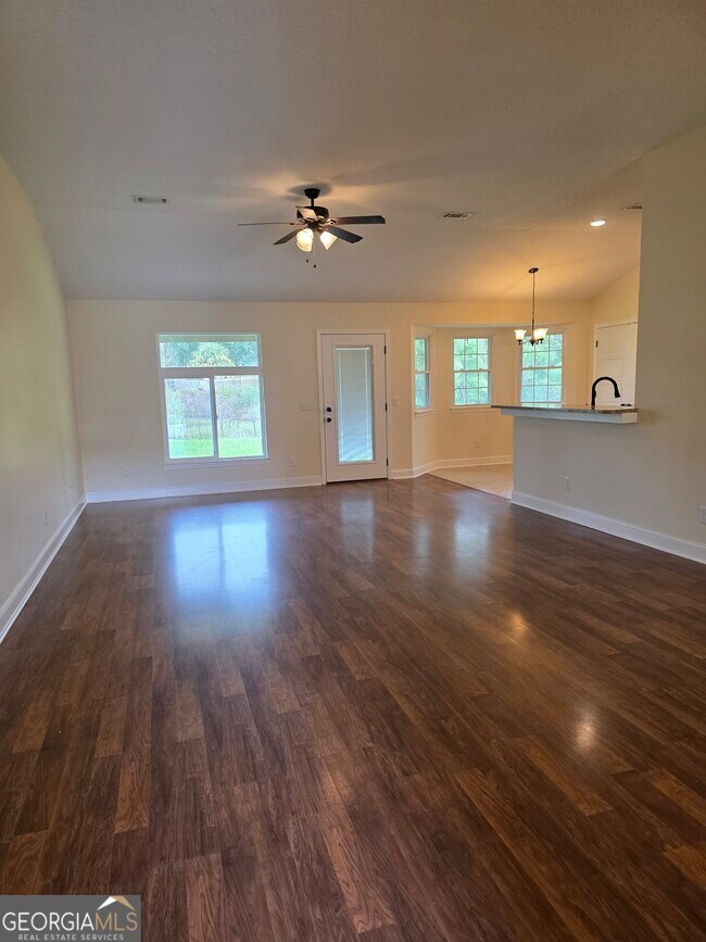 Building Photo - 516 Hide-A-Way Lk Lp