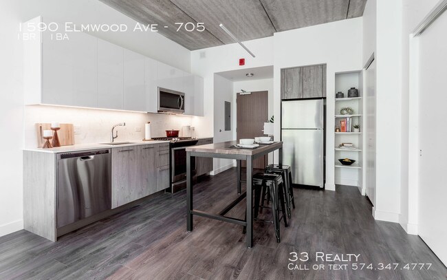 Building Photo - Centrum Evanston - Luxury 1 Bedroom