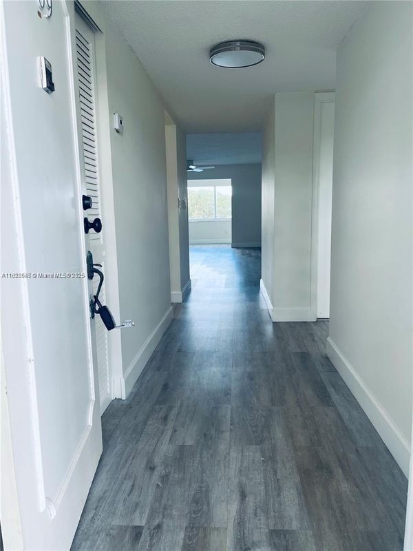 Foto del edificio - 873 NE 195th St