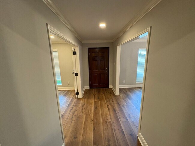Foto del edificio - Totally redone 4 bedrooms townhouse.