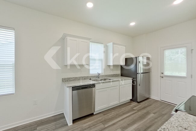 Building Photo - 644 Castillo Dr