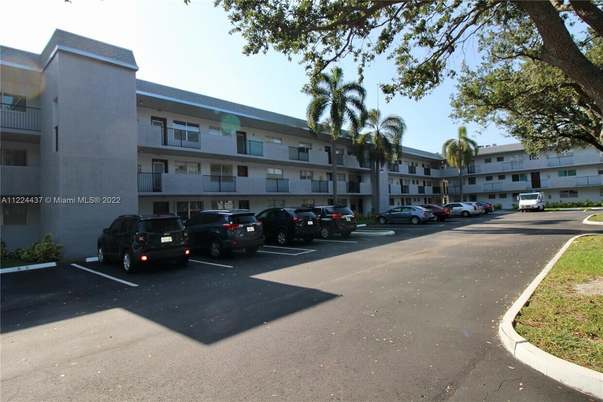 Primary Photo - 8405 NW 61st St