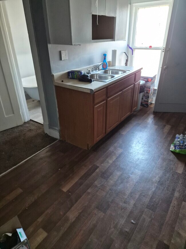 Área del fregadero de la cocina - 10113 Parkgate Ave