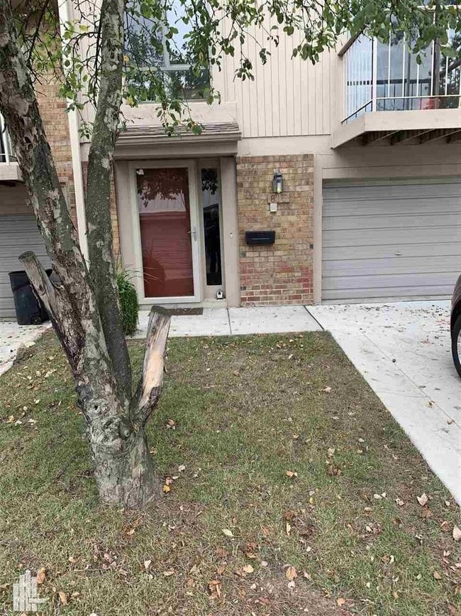 Building Photo - 805 Oakbrook Ridge Dr