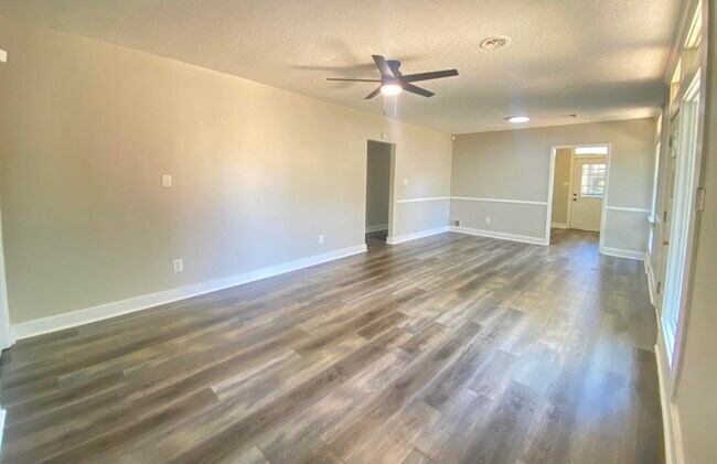 Foto del edificio - 2140 Silverdale Rd