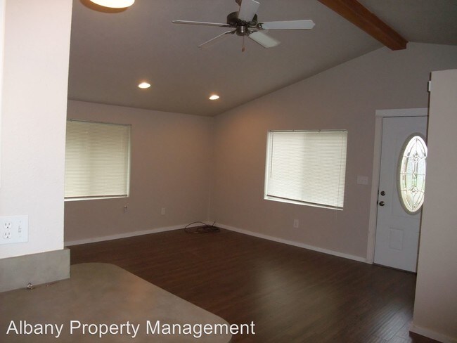 Building Photo - 520 Queen Ave SE