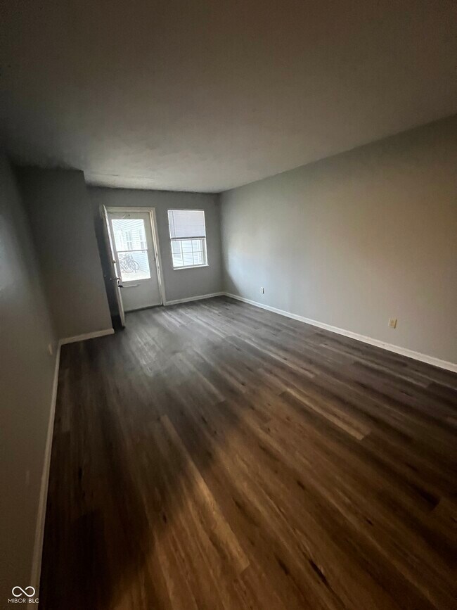 Foto del edificio - 1325 Millerwood Ct