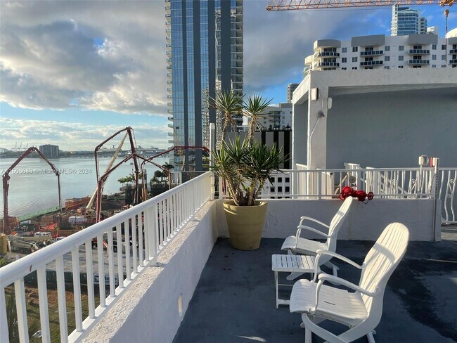 Foto del edificio - 677 NE 24th St