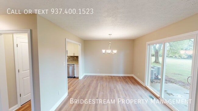 Building Photo - **MAY MOVE IN SPECIAL** Beautiful upstairs...