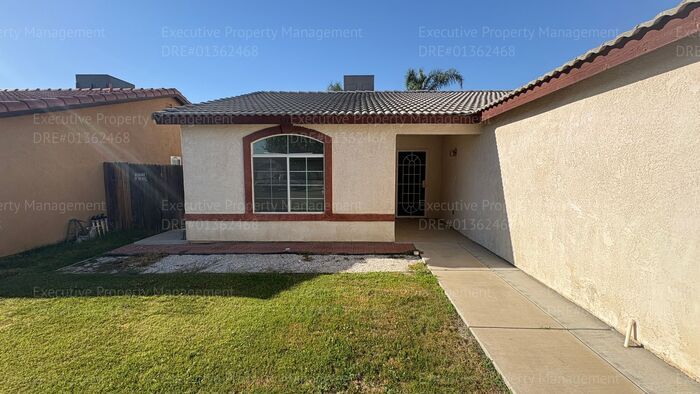 4 bedroom 2 bathroom split wing home in North Bakersfield