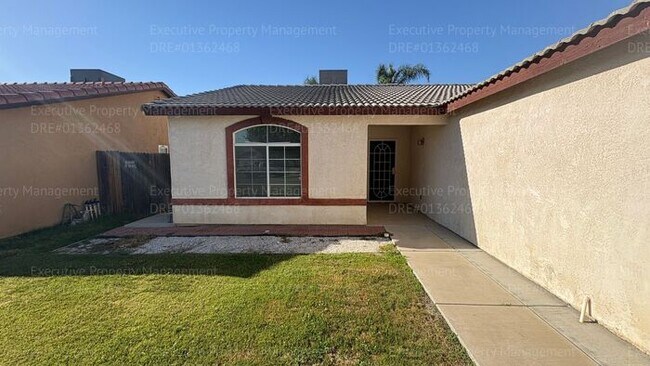 Foto del edificio - 4 bedroom 2 bathroom split wing home in North Bakersfield