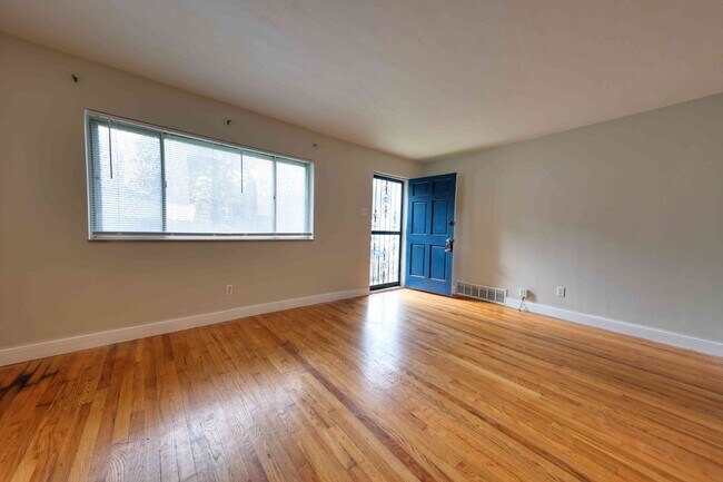 Building Photo - Nice 2 bedroom home with fenced in yard an...