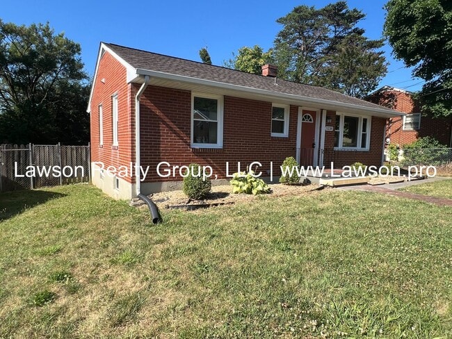 Building Photo - Three Bedroom Home - Convenient Location!
