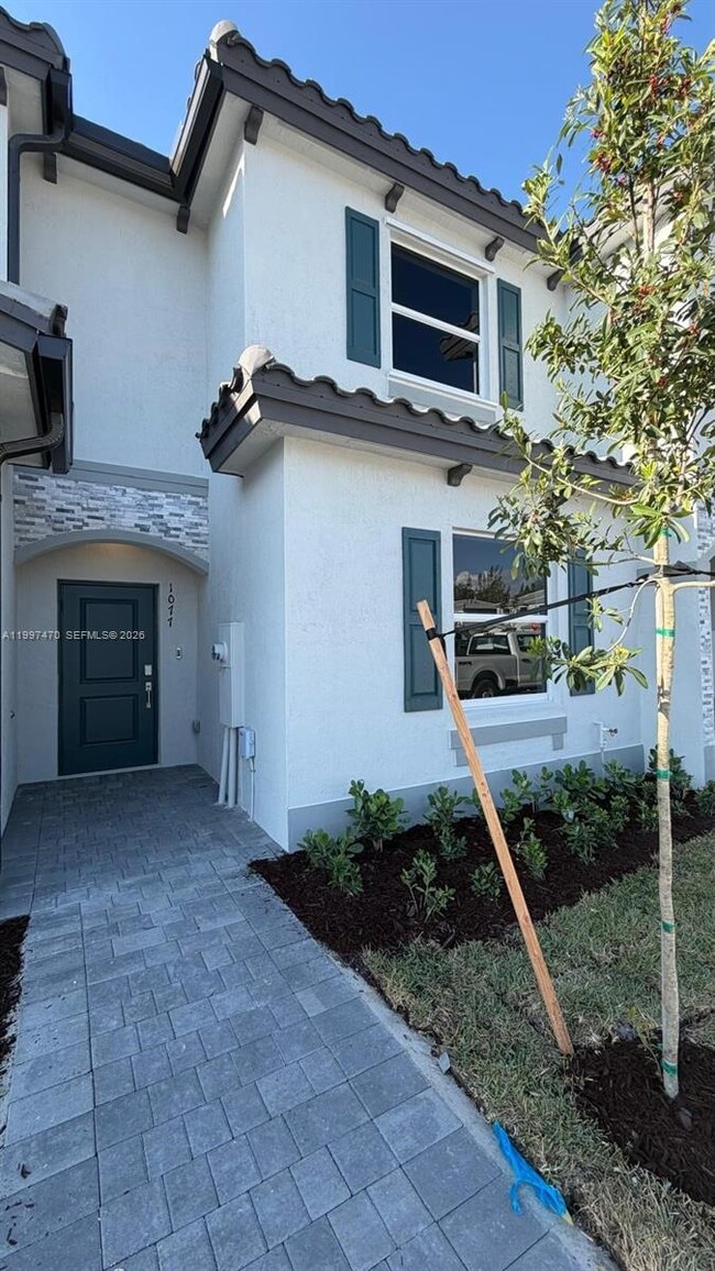 Building Photo - 1077 SE 2nd St