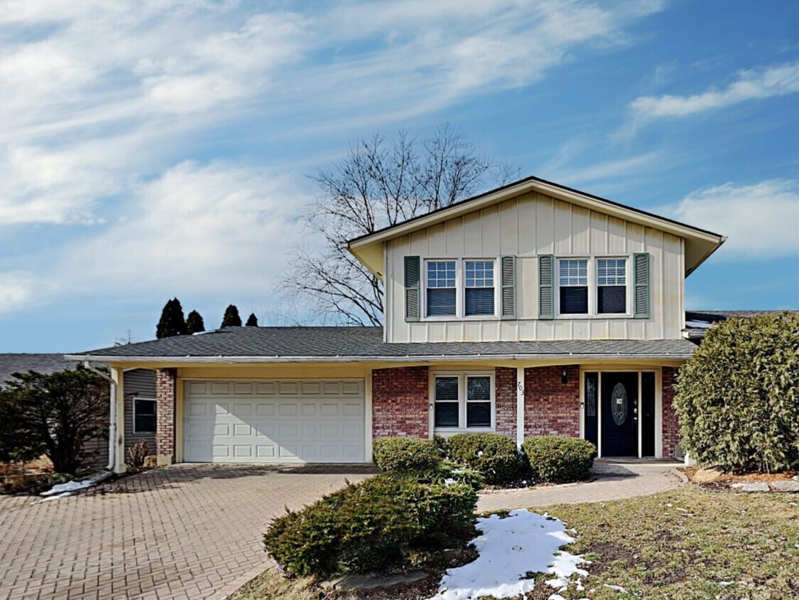 703 N Pinecrest Rd House Rental in Bolingbrook, IL