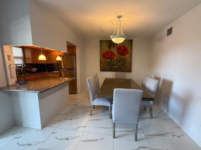 Foto del edificio - 651 Pine Dr