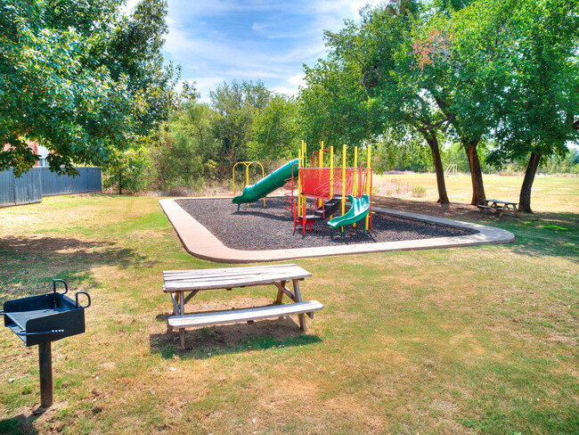 Playground & Picnic Area - Lakeview Townhomes