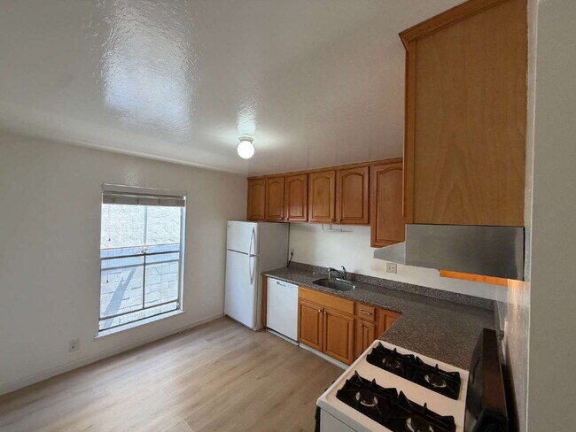 Foto del edificio - "Charming 2-Bed Oasis with Granite Countertops in Concord's Heart!"