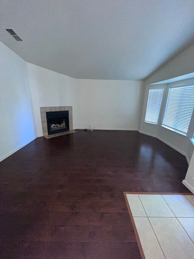 Foto del edificio - NICE UPDATED HOME IN ELK GROVE!!