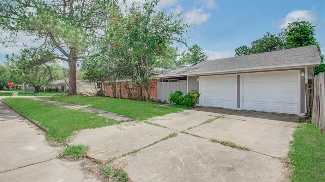 Building Photo - 10111 Heather Hill Dr