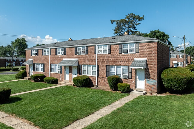 Building Photo - Evergreen Town House Apartments