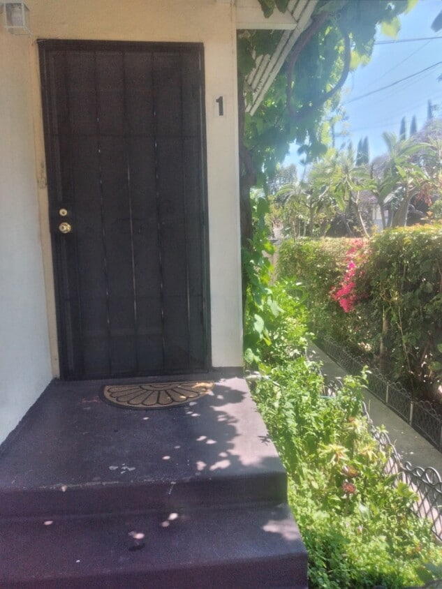 Foto principal - 1548 N Kingsley Dr