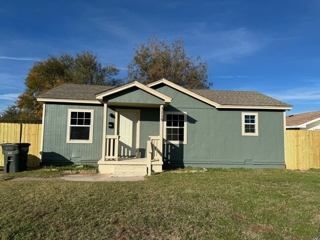 3 bedroom home with fenced backyard - 3 bedroom home with fenced backyard