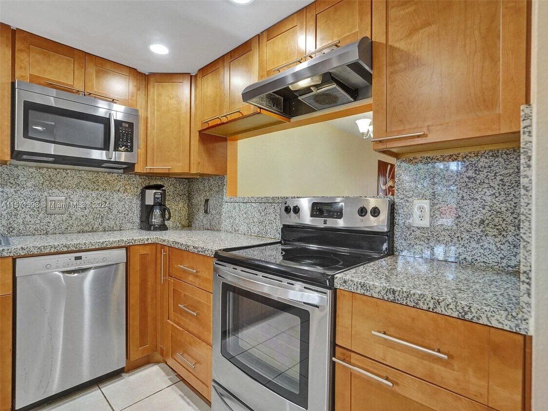 Primary Photo - 158 Lakeview Drive 103, Weston, FL 33326