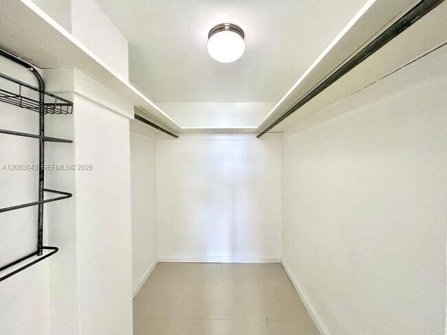 Foto del edificio - 9500 W Bay Harbor Dr