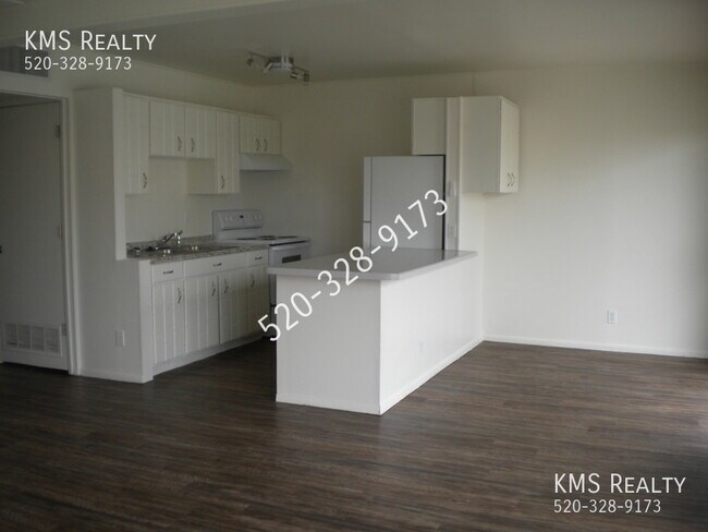 Building Photo - 2 Bedroom 1 Bath- 9161 E Broadway Blvd Uni...