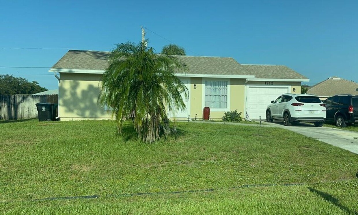 Primary Photo - Beautiful 2/1 with fenced backyard