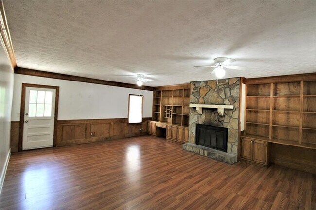Foto del edificio - 823 Martins Chapel Rd