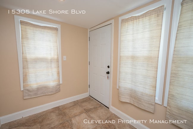 Building Photo - Charming Home Near Lake Erie