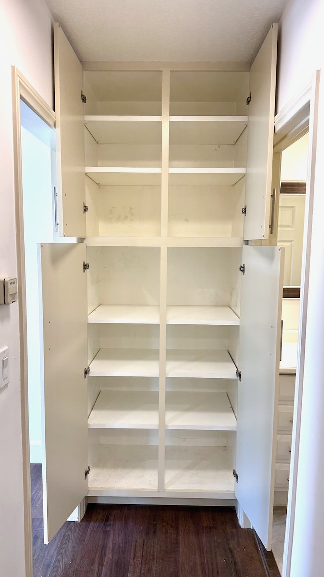 linen closet - 2821 1/2 S Sycamore Ave