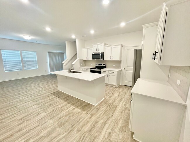 Foto del edificio - NEW 3BD Townhome Walking Distance to Downt...