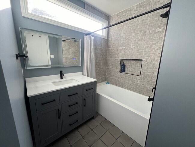 Foto del edificio - 6331 Longridge Ave