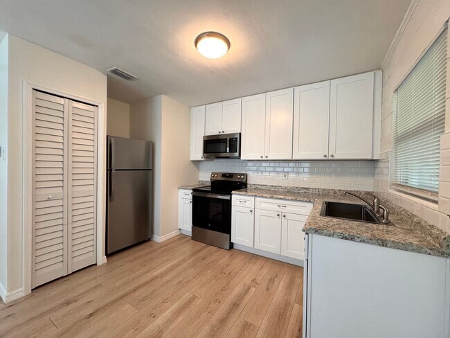 Building Photo - One Bedroom Duplex in Clermont!
