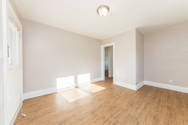 Building Photo - Available AUGUST 2026 - Beautiful 3 Bedroom Home in Duquesne Heights!