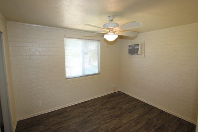 Building Photo - 623 S Country Club Dr