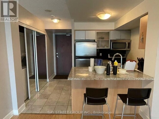 Photo du bâtiment - 18 Harrison Garden Blvd