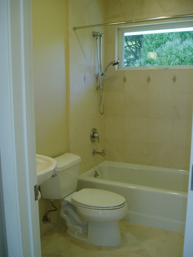 Building Photo - 335 Willow Ave